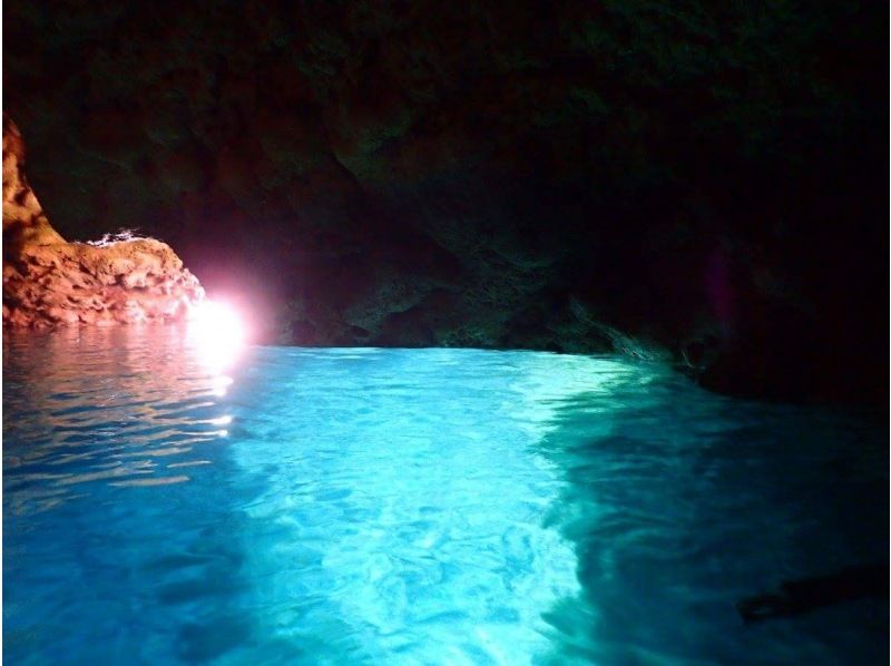 【1組貸切制】青の洞窟シュノーケル&《SUP・カヤック》選べるオプションツアー2歳〜70歳まで参加可｜写真撮影無料｜餌やり体験付き｜の紹介画像