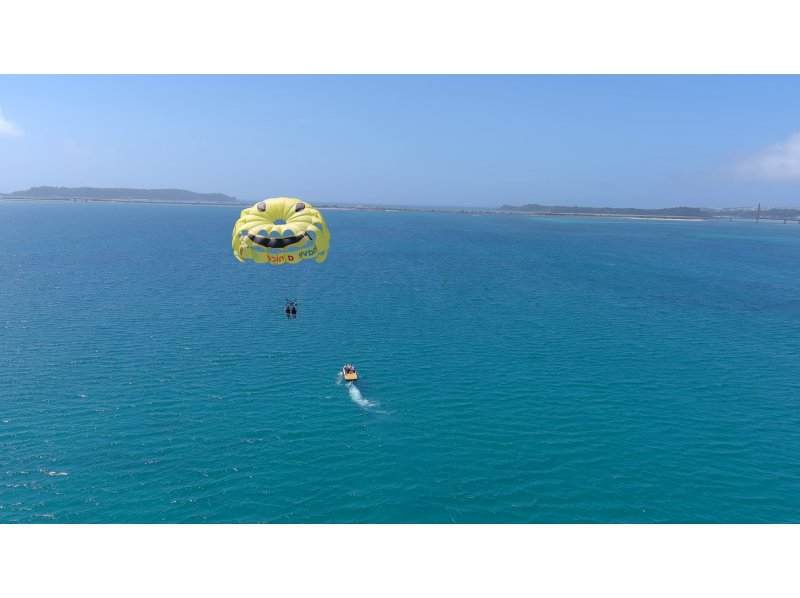 คุณสามารถไปที่เกาะร้าง [เมืองอุรุมะ โอกินาว่า] พาราเซลลิ่ง(Parasailing) + กีฬาทางน้ำแบบกำหนดเอง 3 ชั่วโมง! ต้องดูสำหรับคนโลภの紹介画像