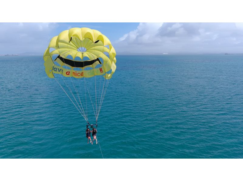 [從沖繩/海底公路/濱比嘉島出發] 3 小時滑翔傘 + 客製化海上運動如果您不確定，這就是您的最佳選擇！非常受歡迎的計劃！貪心的人必看の紹介画像