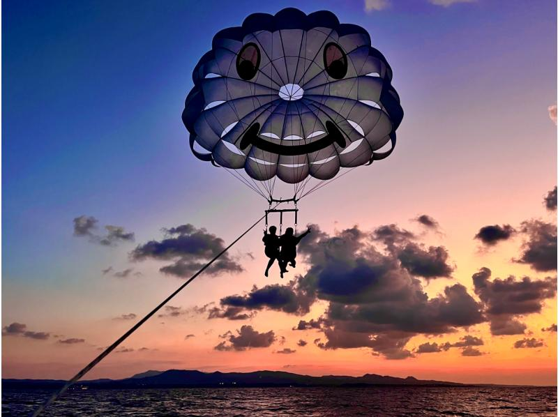 [Kouri Island Parasailing] Spring break discount available ☆ [Love Island] Take a walk in the sky above Heart Rock ~ Okinawa's longest rope at 200m! Free GOPRO ^^ [Breathtaking views, hidden places]の紹介画像