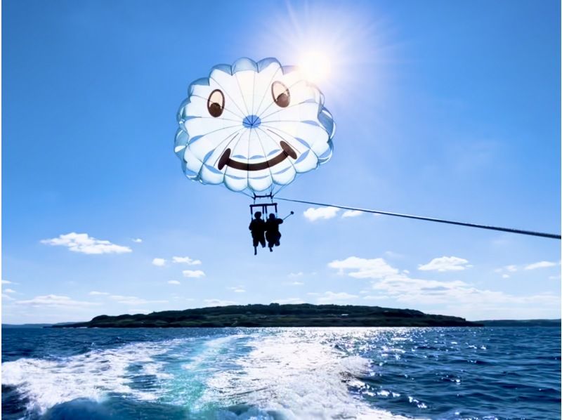 [Okinawa, Kouri Island] "Kouri Island Parasailing" Group discount available! Half price for elementary and junior high school students ☆ Take an aerial walk over the magnificent emerald green scenery ☆ Super Summer Sale 2024の紹介画像