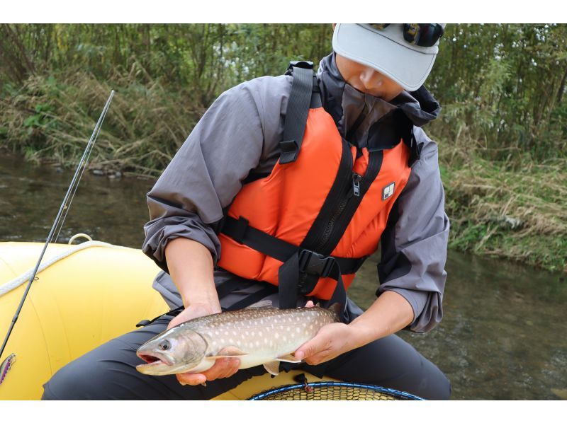 [Hokkaido/Teshikaga] Raft boat fishing 1-day tour. We provide a special fishing experience. Let's explore the points that were out of reach together!の紹介画像