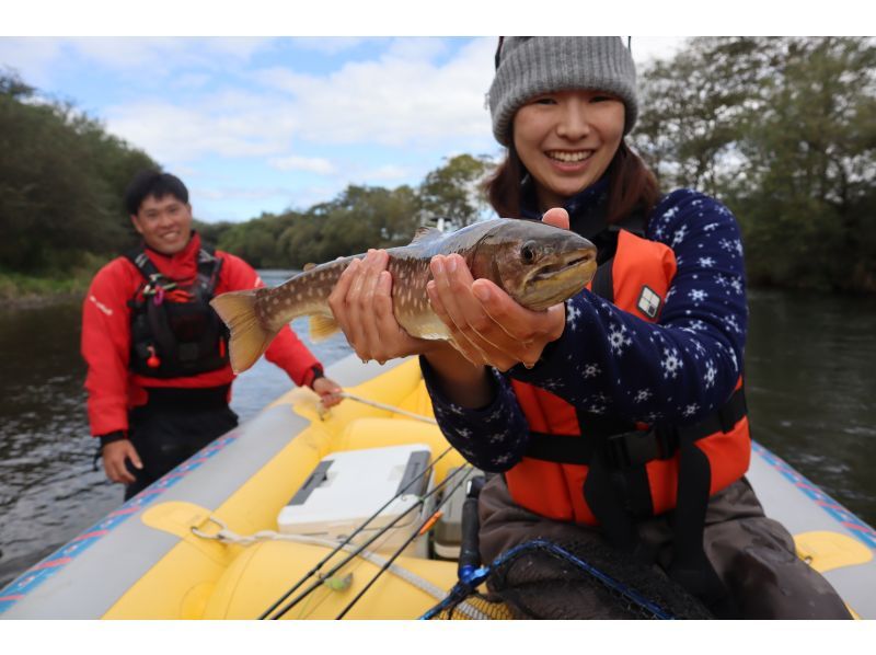 [Hokkaido/Teshikaga] Raft boat fishing 1-day tour. We provide a special fishing experience. Let's explore the points that were out of reach together!の紹介画像
