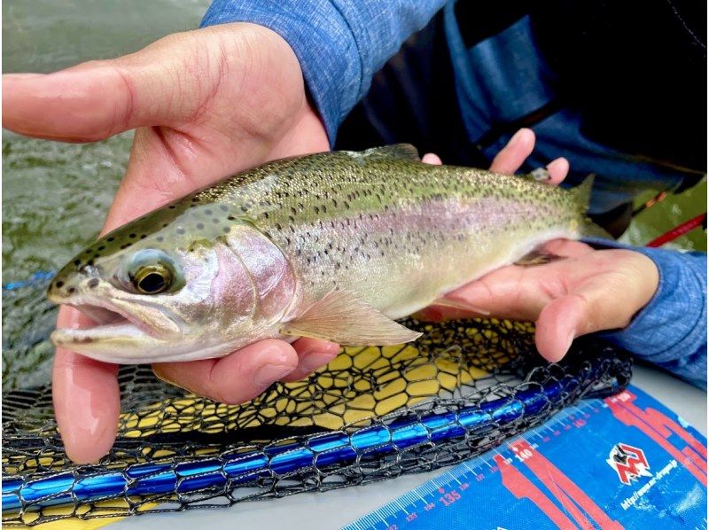 [Hokkaido/Teshikaga] Raft boat fishing 1-day tour. We provide a special fishing experience. Let's explore the points that were out of reach together!の紹介画像
