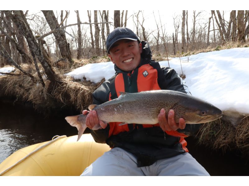 [Hokkaido/Teshikaga] Raft boat fishing 1-day tour. We provide a special fishing experience. Let's explore the points that were out of reach together!の紹介画像