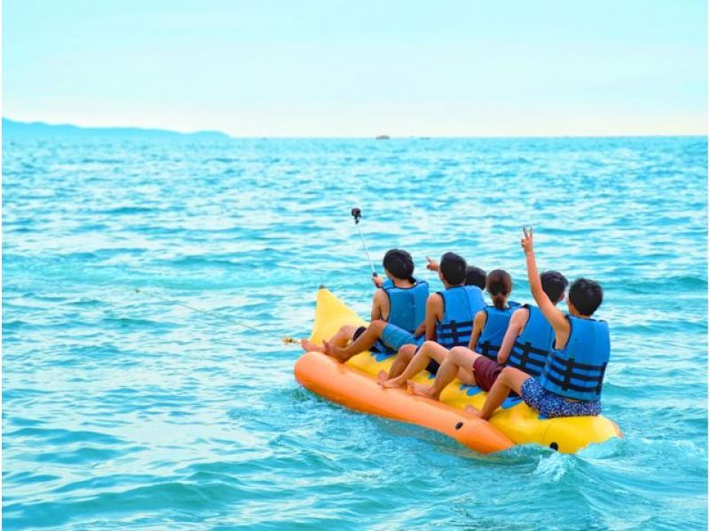 【冲绳/恩纳村】蓝洞浮潜+乘船香蕉船|无限次水下摄影、视频拍摄|免费停车、淋浴、吹风机|喂鱼体验|好玩极了の紹介画像