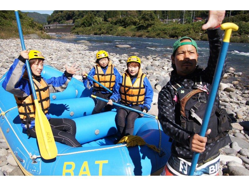 [Gifu/Gujo] [Private boat for 5 or more people] Enjoy the great outdoors Nagara River rafting experience and extensive facilitiesの紹介画像