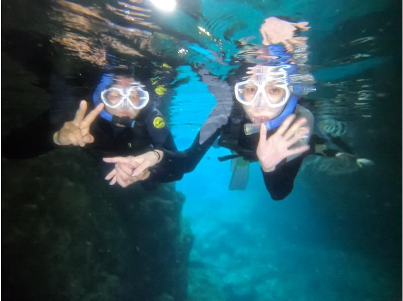 [Churaumi SUP & Blue Cave Snorkel Greedy Tour] ใช้เวลาให้คุ้มค่าที่สุดขณะเดินทางโดยถือทั้งสองใกล้ Cape Maeda [หมู่บ้าน Onna] คู่มือภาษาの紹介画像