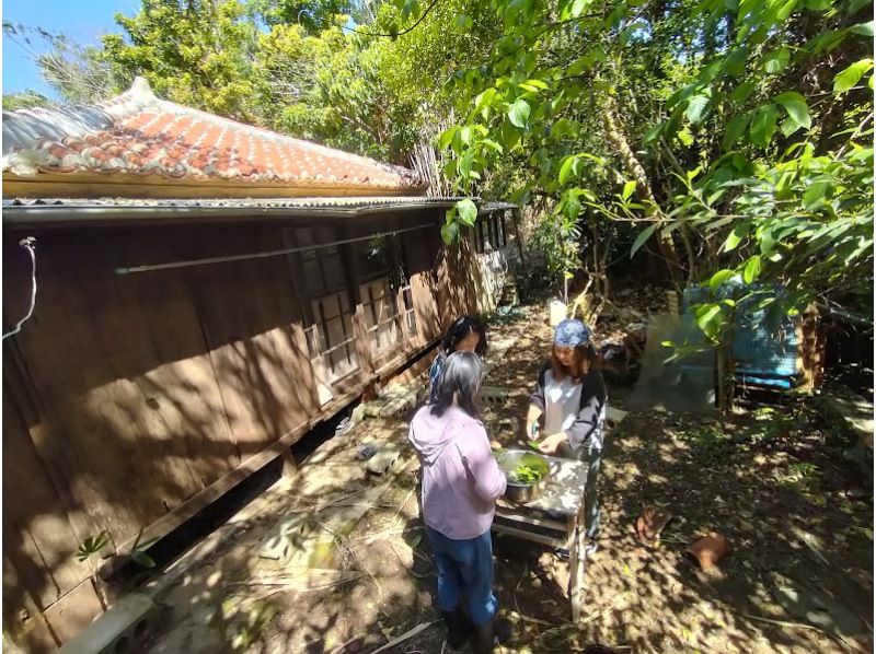 【沖縄　那覇】琉球古民家で体験する　福木染め　ファミリー、女子旅行などにおすすめの紹介画像