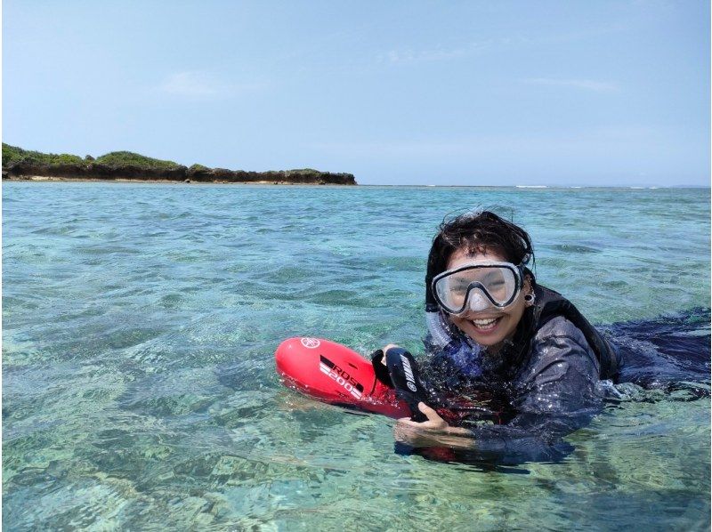 【沖繩、糸滿】在荒島的海上無限次乘坐各種拖曳管100分鐘！乘坐透明皮划艇、透明 SUP 或海上摩托車探索沖繩海洋，享受樂趣！の紹介画像