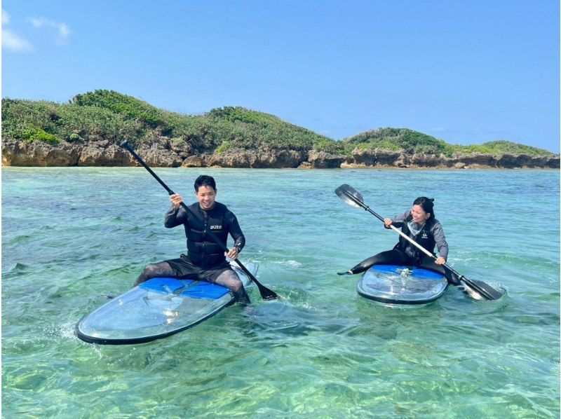 【沖繩、糸滿】在荒島的海上無限次乘坐各種拖曳管100分鐘！乘坐透明皮划艇、透明 SUP 或海上摩托車探索沖繩海洋，享受樂趣！の紹介画像