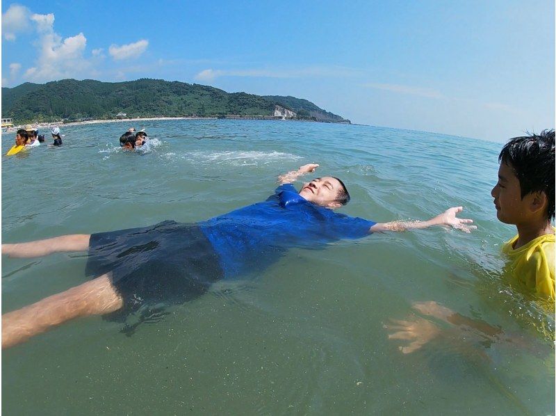 【宮崎・日南海岸】ビーチワルンハダシ集合：水辺の危険を学ぶ事ができる！サーフィンやボディーボードで自然体験《サーフィンチャレンジ》の紹介画像