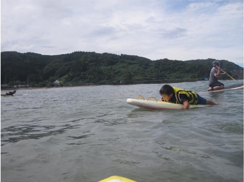 【宮崎・日南海岸】ビーチワルンハダシ集合：水辺の危険を学ぶ事ができる！サーフィンやボディーボードで自然体験《サーフィンチャレンジ》の紹介画像