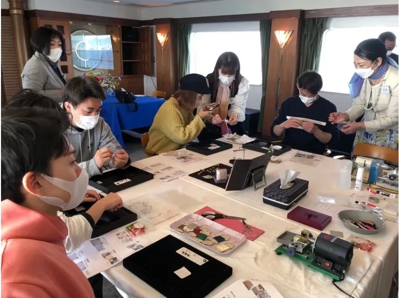 [Hyogo, Kobe] Experience gold leafing on pearls and observe the processing in Kobe, the city of pearls, and enjoy lunch on a luxury cruise shipの紹介画像