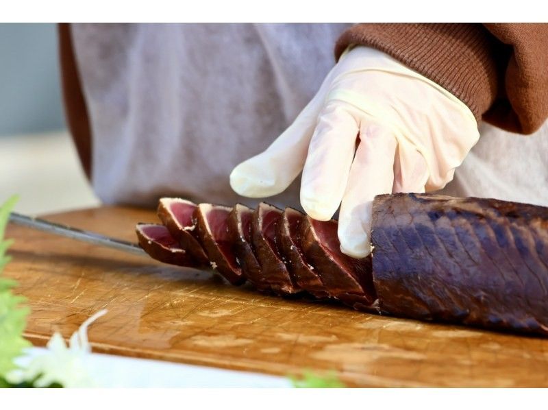 Together with a country boy! Experience cutting raw bonito and grilling it over straw in "The Sea Town of Susaki"の紹介画像