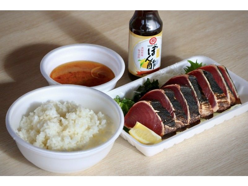 Together with a country boy! Experience cutting raw bonito and grilling it over straw in "The Sea Town of Susaki"の紹介画像