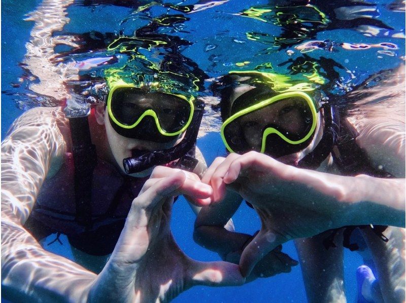 [Okinawa, Sesoko Island] A snorkeling tour on a banana boat in the sea where sea turtles live & one type of marine activity. Free 4K camera (GoPro) photography gift♪の紹介画像