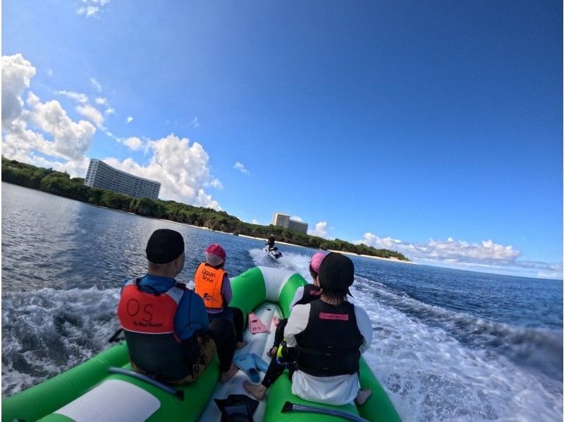 [Okinawa, Sesoko Island] A snorkeling tour on a banana boat in the sea where sea turtles live & one type of marine activity. Free 4K camera (GoPro) photography gift♪の紹介画像