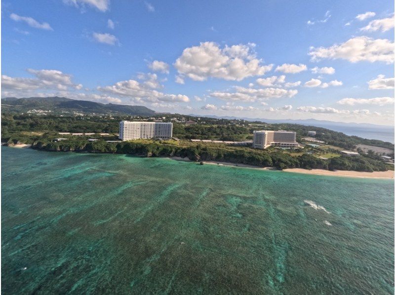 Save money by booking in advance! [Held on Sesoko Island / Approx. 2 hours] Parasailing around Sesoko Island, where sea turtles live! & Banana boat snorkeling. Free GoPro photography.の紹介画像