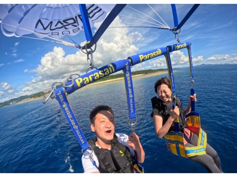 Save money by booking in advance! [Held on Sesoko Island / Approx. 2 hours] Parasailing around Sesoko Island, where sea turtles live! & Banana boat snorkeling. Free GoPro photography.の紹介画像