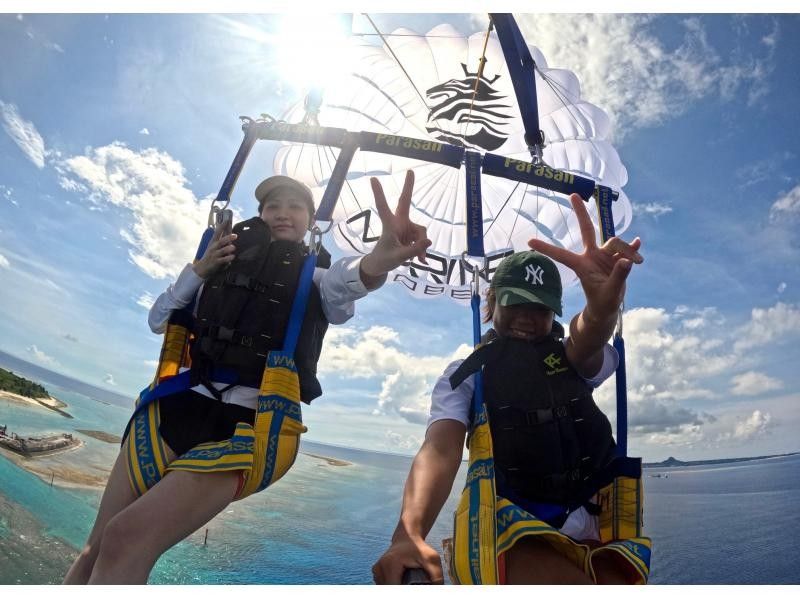 Save money by booking in advance! [Held on Sesoko Island / Approx. 2 hours] Parasailing around Sesoko Island, where sea turtles live! & Banana boat snorkeling. Free GoPro photography.の紹介画像