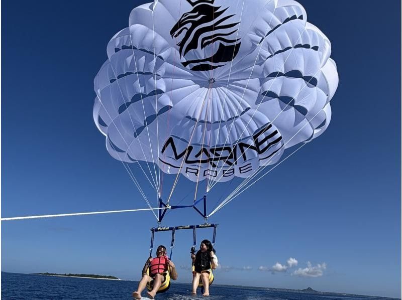 Save money by booking in advance! [Held on Sesoko Island / Approx. 2 hours] Parasailing around Sesoko Island, where sea turtles live! & Banana boat snorkeling. Free GoPro photography.の紹介画像