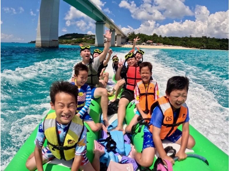 [Okinawa, Sesoko Island] Snorkeling tour on a banana boat in the sea where sea turtles live, jet skiing, and one type of marine activity. Free 4K camera photography.の紹介画像