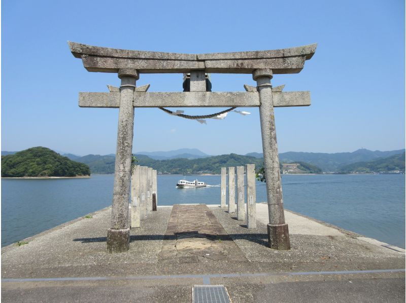 【地元ガイド付き】鳴無神社参拝と手ぶらイカダ釣り（ガイドが釣り初心者をサポート）の紹介画像