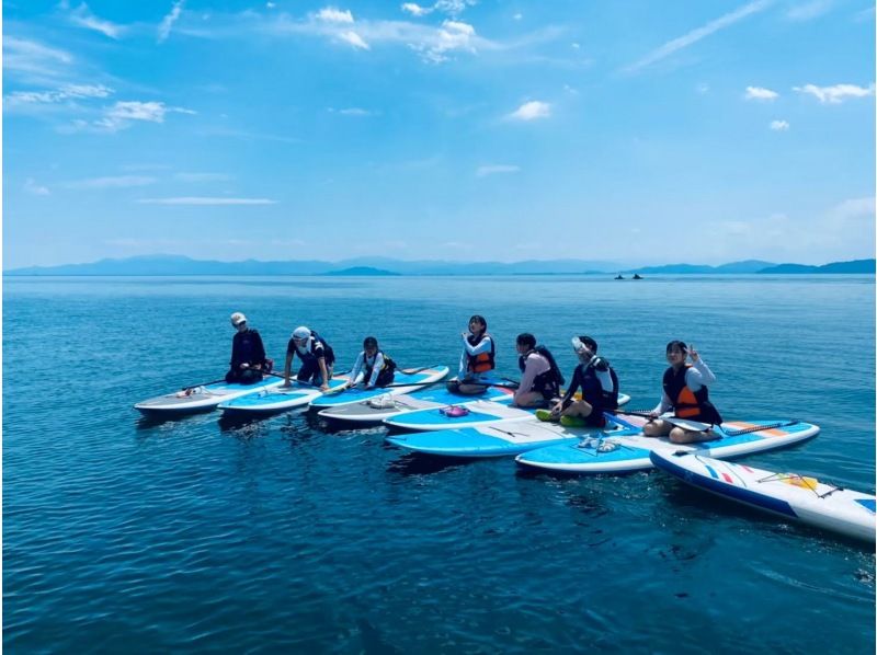 [滋贺/高岛市]在美丽的琵琶湖湖水中体验SUP。白须神社大鸟居门前的绝景！の紹介画像