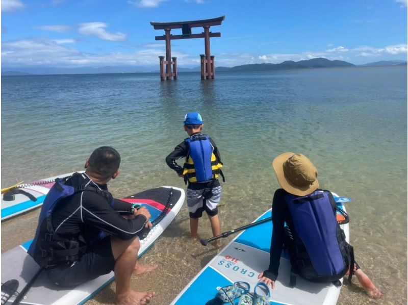 [ชิงะ/เมืองทาคาชิมะ] สัมผัสประสบการณ์ SUP ในน้ำที่สวยงามของทะเลสาบบิวาโกะ ช็อตเด็ดหน้าประตูโอโทริอิของศาลเจ้าชิราฮิเงะ!の紹介画像