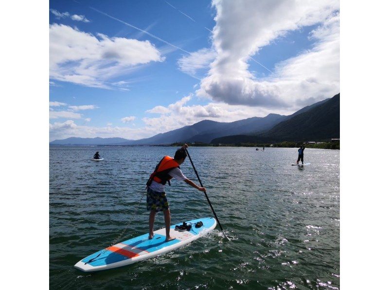 [Takashima City, Shiga] Experience SUP in the beautiful waters of Lake Biwako. Take a photo in front of the large torii gate of Shirahige Shrine!の紹介画像