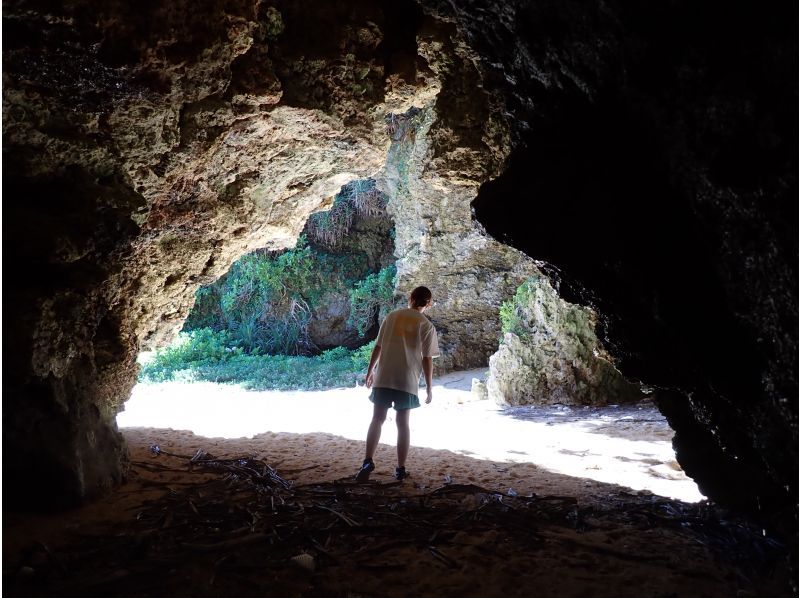 [Okinawa, Onna Village/Maeda Cape area] Enjoy the ocean known as Maeda Blue! Private SUP cruising tourの紹介画像