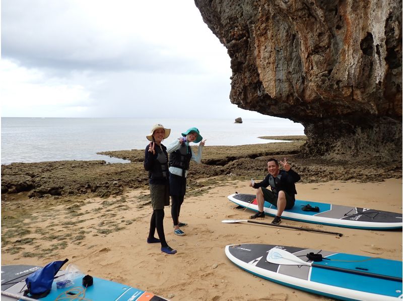 [Okinawa, Onna Village/Maeda Cape area] Enjoy your summer vacation in the ocean of Okinawa! Enjoy the extremely "emotional" Maeda Blue! A fully-chartered SUP cruising tour!の紹介画像