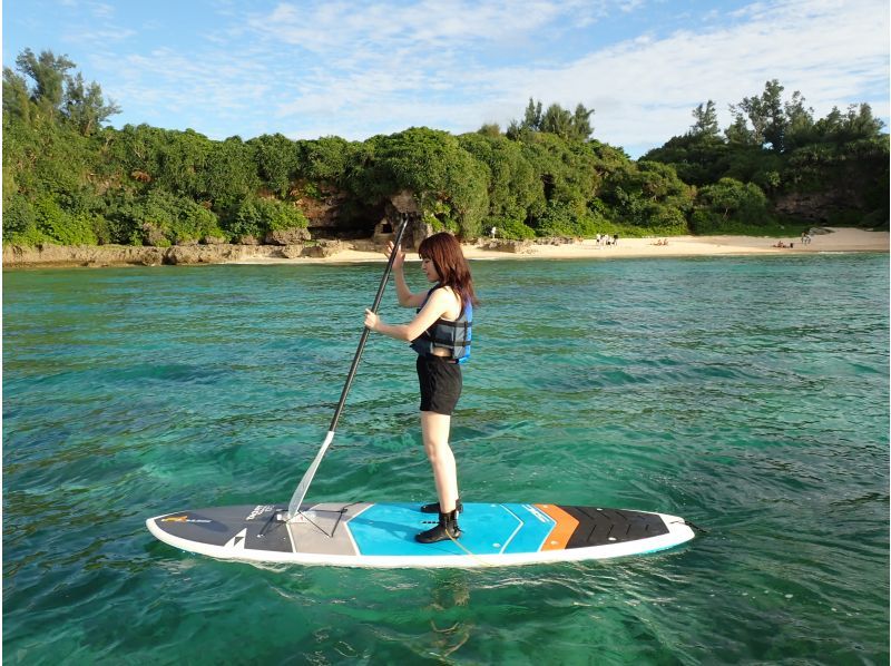 [Okinawa, Onna Village/Maeda Cape area] Enjoy your summer vacation in the ocean of Okinawa! Enjoy the extremely "emotional" Maeda Blue! A fully-chartered SUP cruising tour!の紹介画像
