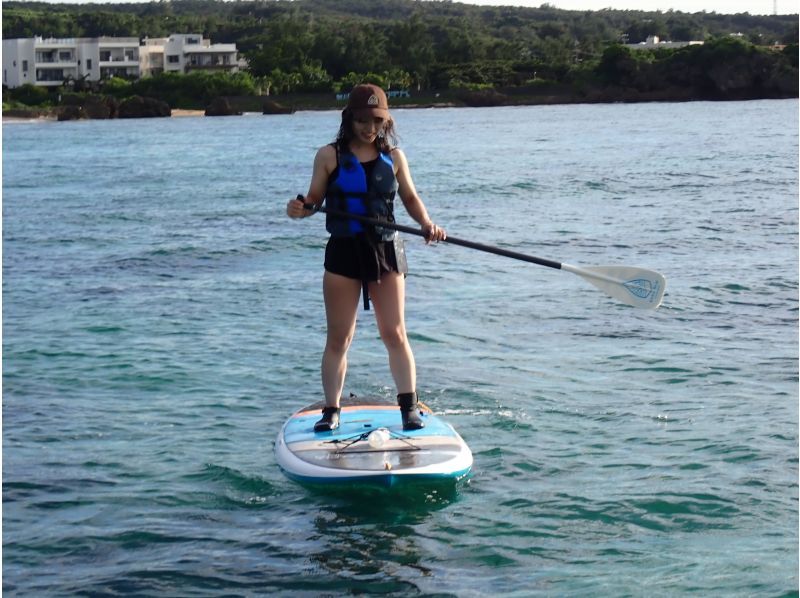 [Okinawa, Onna Village/Maeda Cape area] Enjoy your summer vacation in the ocean of Okinawa! Enjoy the extremely "emotional" Maeda Blue! A fully-chartered SUP cruising tour!の紹介画像