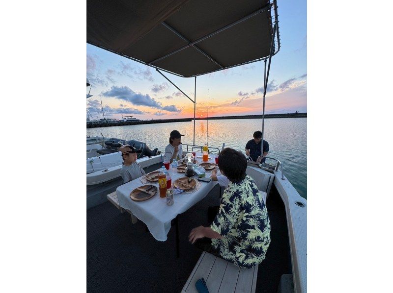 【宜野湾マリーナ】沖縄の海を満喫チャーター船でクルージング&サンセットアグー豚BBQ大満足の夕方からプラン！お子様OK！2名様～！の紹介画像