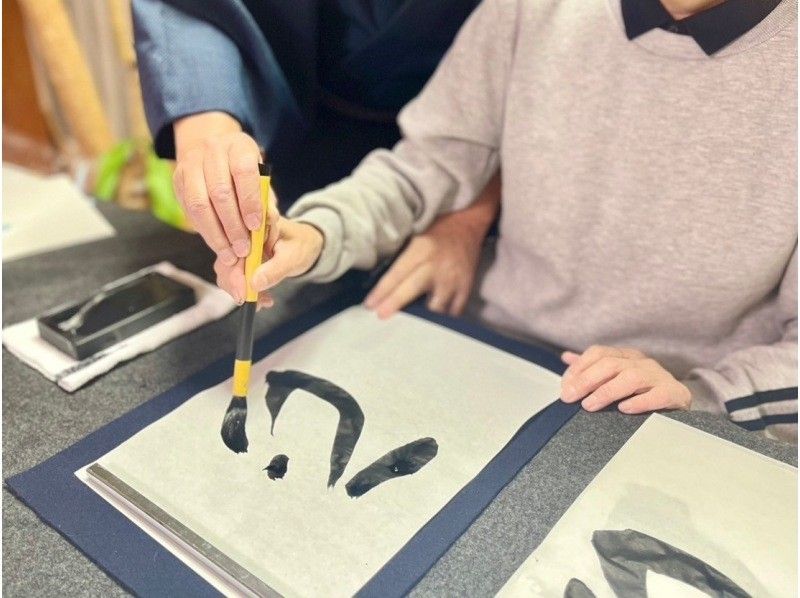 Super Summer Sale 2024 [Hyogo, Himeji] Experience Japanese calligraphy in kanji and Japanese style ~ Directly below Himeji Castle, along the main street, enjoy calligraphy without having to carry anything with you, a one-stroke experienceの紹介画像