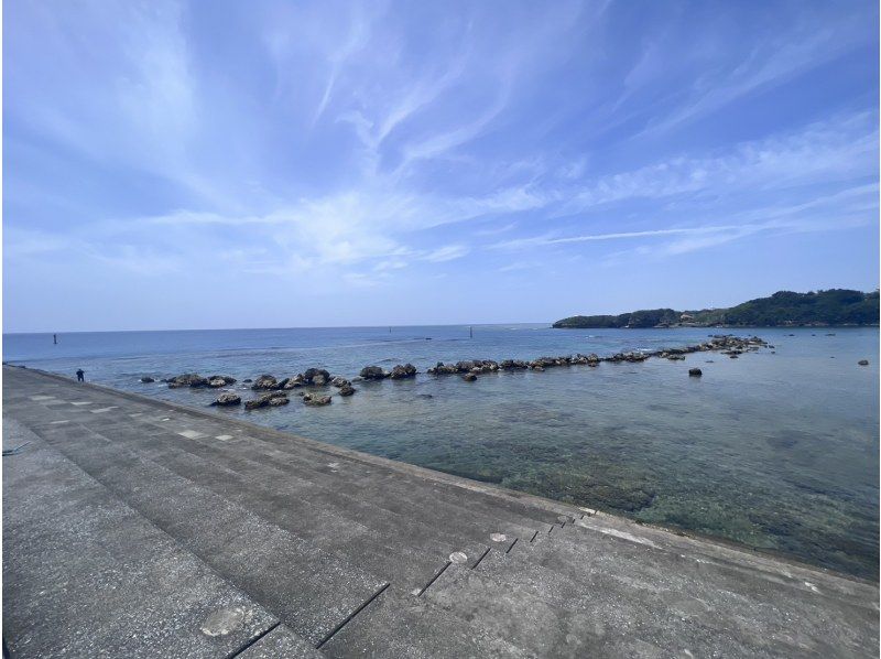 [Okinawa Main Island, Mizugama Beach] 3 minutes walk from the shop. Snorkeling course where you can see colorful corals and fish. After you finish, you can take a shower and change clothes immediately.の紹介画像