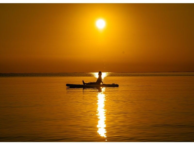 [Small group SUP/Kayak] Ishigaki Island's first! Superb sunset & natural monument mangrove drone and SLR camera photography included! Guided by a professional island photographer!の紹介画像