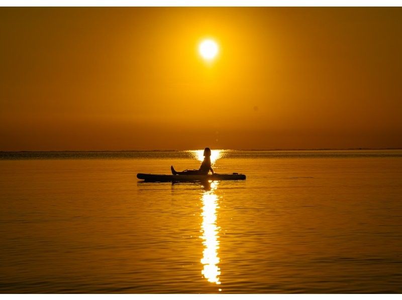 [Limited to one group per day - SUP/Kayak] Ishigaki Island's first! Superb sunset & natural monument mangrove drone and SLR camera photography included! Guided by a professional island photographer!の紹介画像