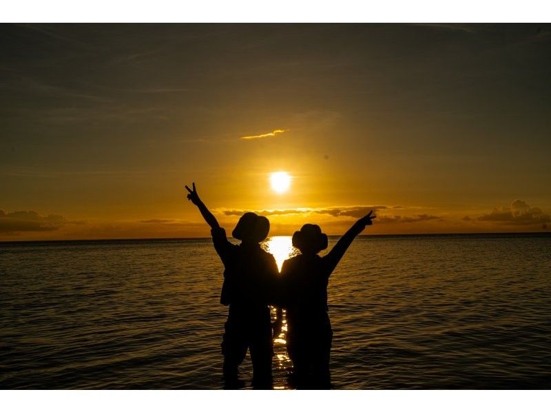 [Limited to one group per day - SUP/Kayak] Ishigaki Island's first! Superb sunset & natural monument mangrove drone and SLR camera photography included! Guided by a professional island photographer!の紹介画像