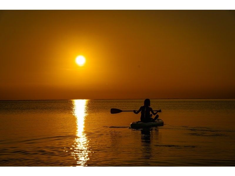 [Small group SUP/Kayak] Ishigaki Island's first! Superb sunset & natural monument mangrove drone and SLR camera photography included! Guided by a professional island photographer!の紹介画像