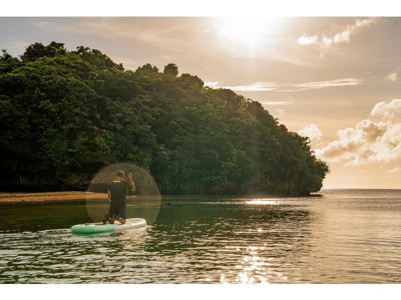 [Limited to one group per day - SUP/Kayak] Ishigaki Island's first! Superb sunset & natural monument mangrove drone and SLR camera photography included! Guided by a professional island photographer!の紹介画像