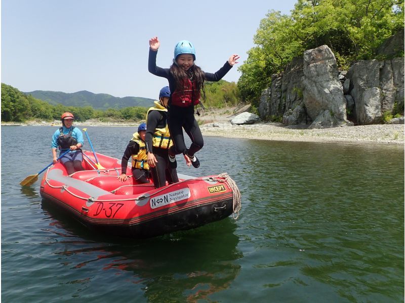[Saitama Prefecture, Chichibu Nagatoro, Rafting] 5 minutes walk from Nagatoro Station! Long courses are OK for 1st graders! Cameras allowed! Elementary school fee applies. River rafting in the scenic Nagatoro valleyの紹介画像