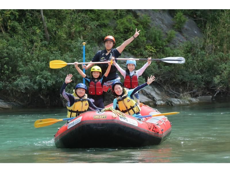 [Saitama Prefecture, Chichibu Nagatoro, Rafting] 5 minutes walk from Nagatoro Station! Long courses are OK for 1st graders! Cameras allowed! Elementary school fee applies. River rafting in the scenic Nagatoro valleyの紹介画像