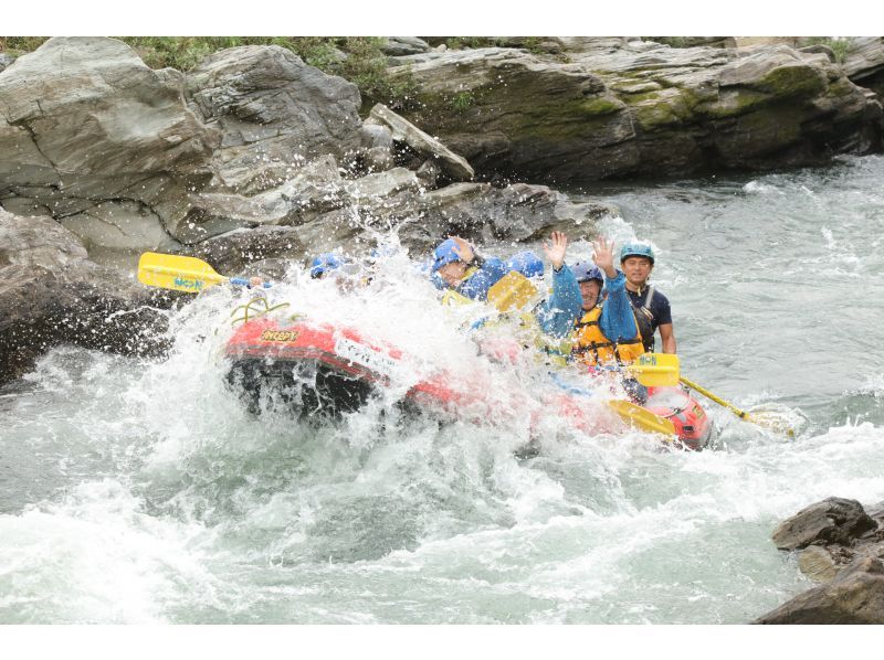 [Saitama Prefecture, Chichibu Nagatoro, Rafting] 5 minutes walk from Nagatoro Station! Long courses are OK for 1st graders! Cameras allowed! Elementary school fee applies. River rafting in the scenic Nagatoro valleyの紹介画像