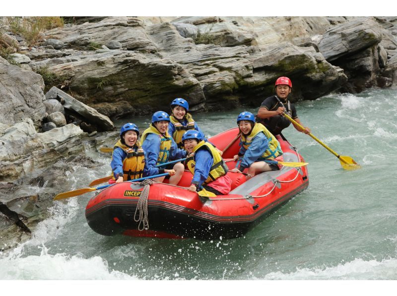 [Saitama Prefecture, Chichibu Nagatoro, Rafting] 5 minutes walk from Nagatoro Station! Long courses are OK for 1st graders! Cameras allowed! Elementary school fee applies. River rafting in the scenic Nagatoro valleyの紹介画像