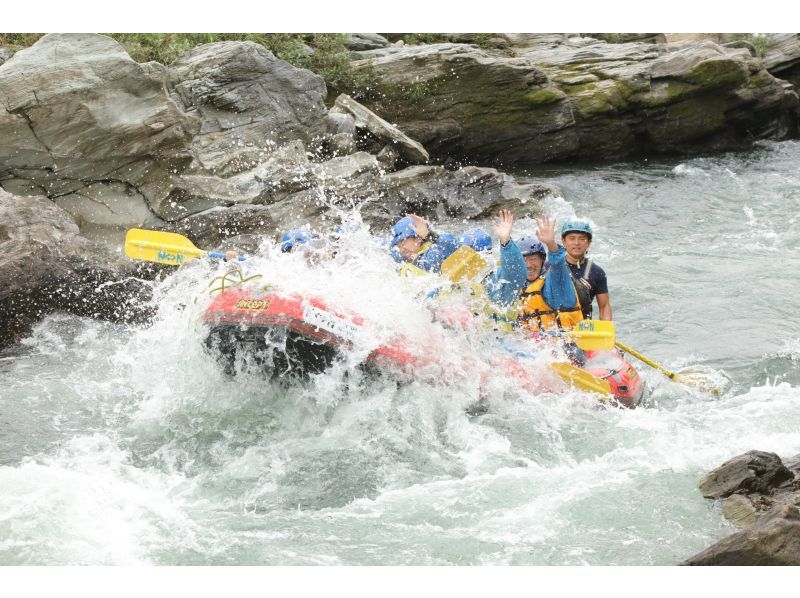 長瀞駅から徒歩5分！ロングコースを1年生から！カメラ持ち込みOK！エアコン付き更衣室・温水シャワー【埼玉県・秩父長瀞・ラフティング】の紹介画像