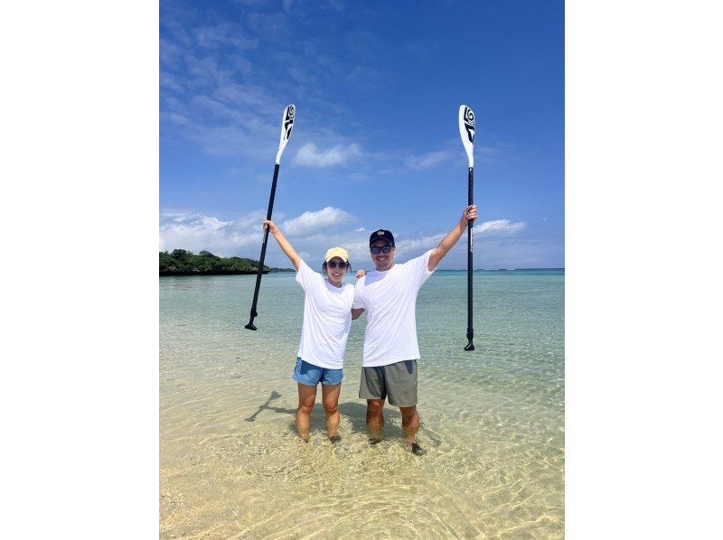 【1組様貸切/３時間】南の島でSUP体験！透明度抜群な海でたっぷり遊ぼう！女性ガイドが担当/送迎・写真込み/手ぶら参加OKの紹介画像