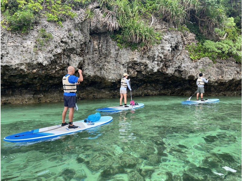 【１組様貸切】透明度抜群！南の島の輝く海をSUPで遊ぼう！女性ガイドが担当/送迎・写真込み/手ぶら参加◎の紹介画像